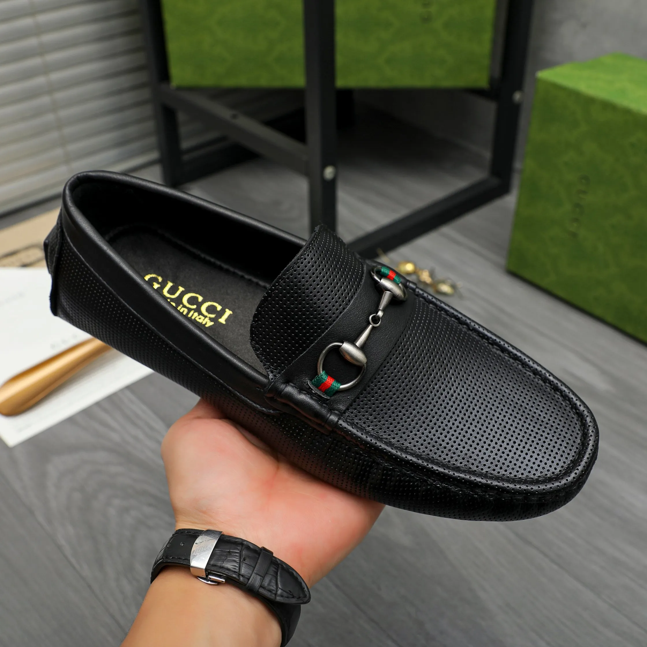 Men's shoes 💰p420 Product trademark: GUCCI (Gucci) casual slip-on men's shoes Regular size: 38-44 Product materials: Selected hollow cowhide upper, sheepskin lining, rubber outsole